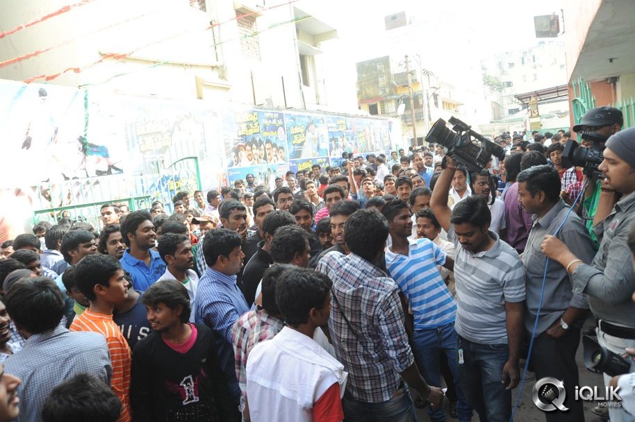 1-Nenokkadine-Hungama-at-RTC-Cross-Roads